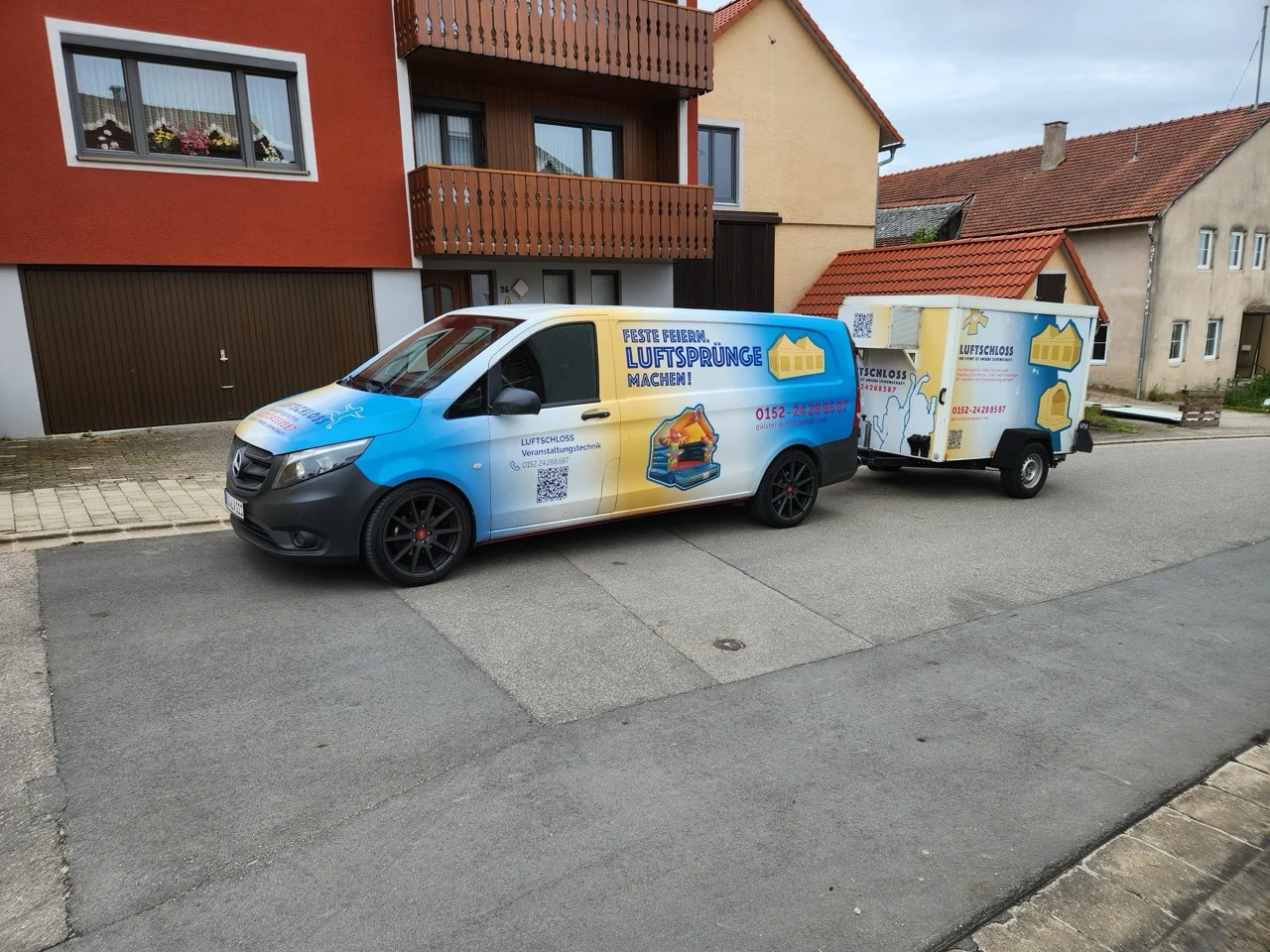 Luftschloss Transporter mit Anhänger