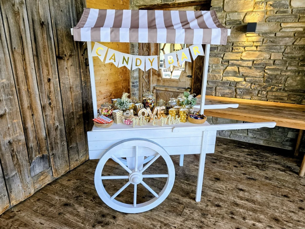 Candy Bar Setup für eine Hochzeitsfeier