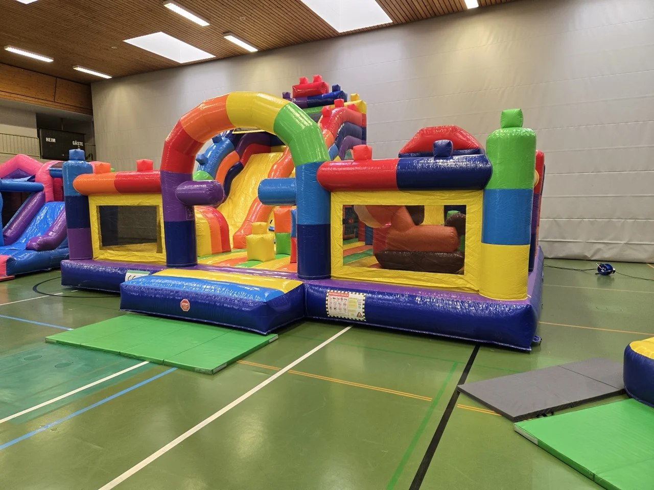 Bunte Hüpfburg für Kinderfeste