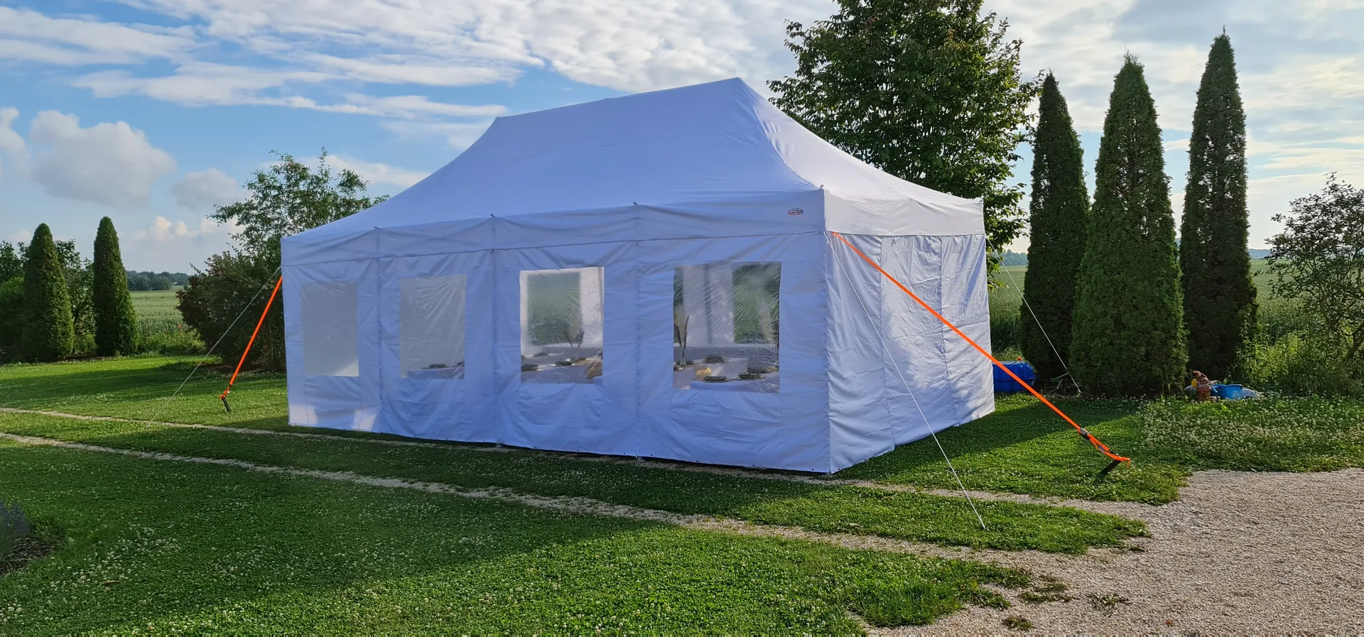 Partyzelt im Garten bei Sonnenschein