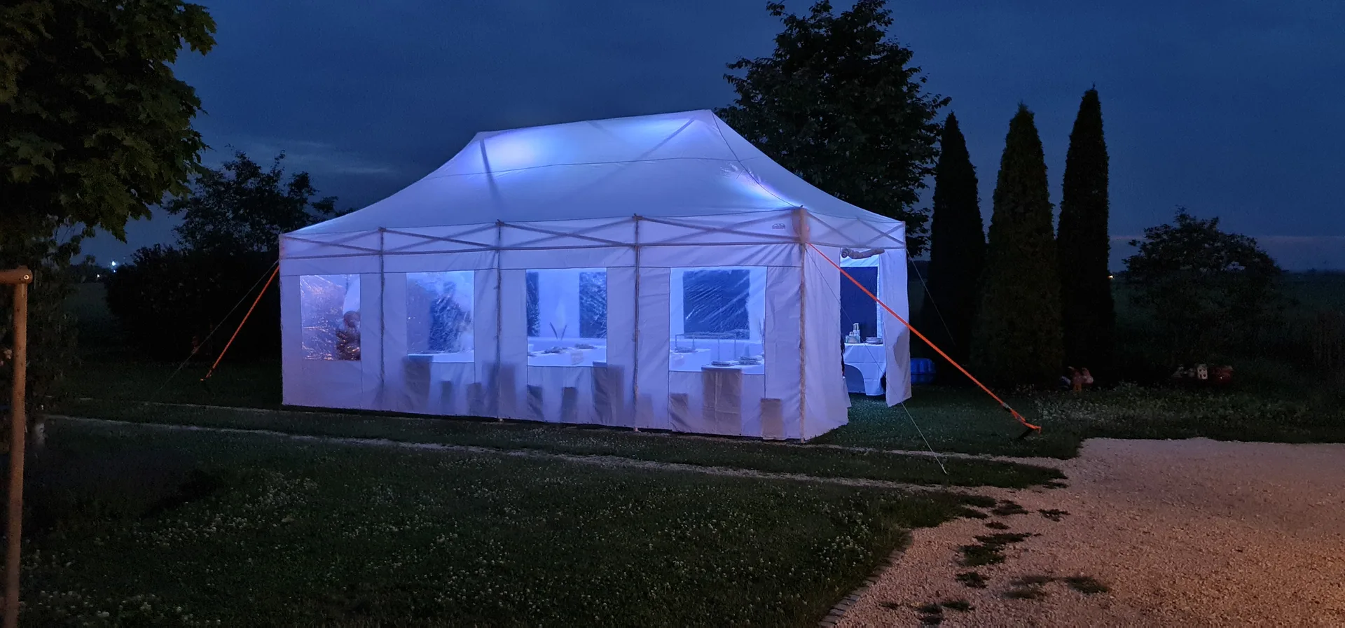 Beleuchtetes Partyzelt am Abend
