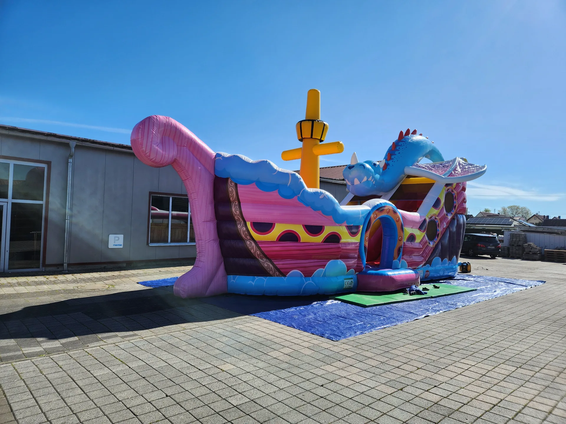 Piratenschiff-Hüpfburg mit Rutsche