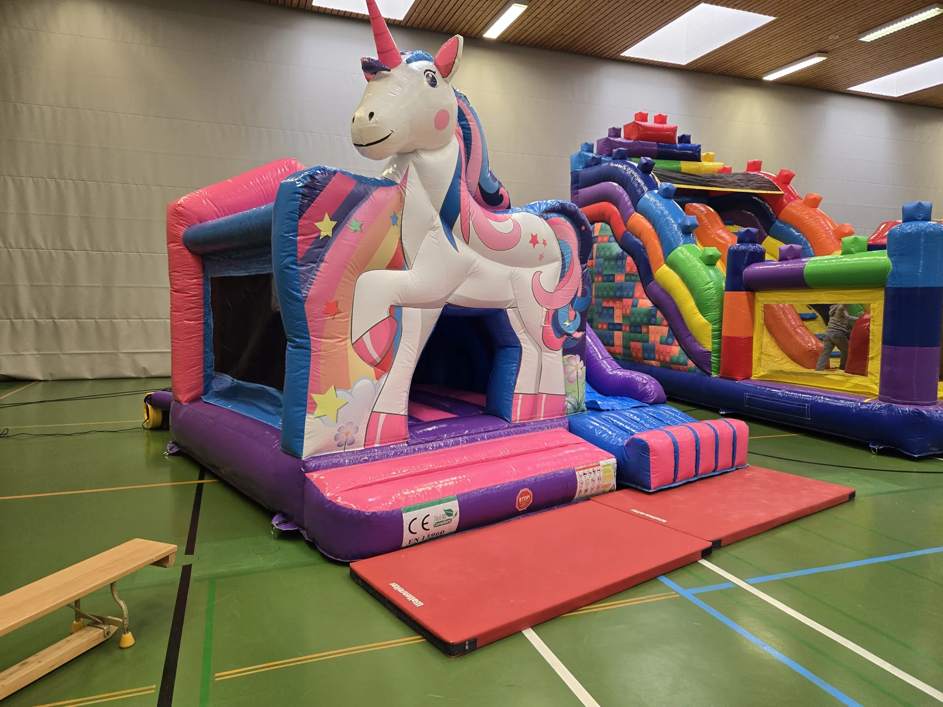 Einhorn-Hüpfburg bei einem Hallenevent