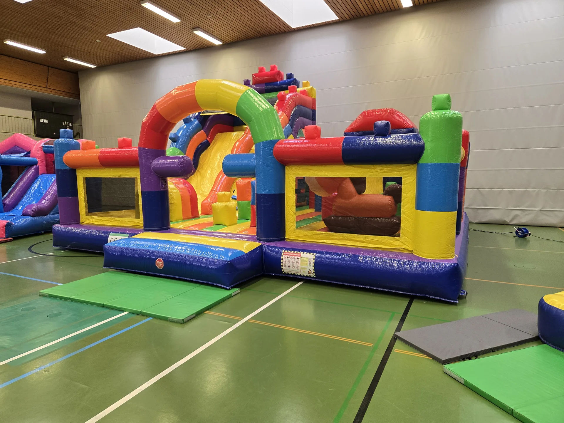 Bunter Hüpfburgen-Parcours in der Halle