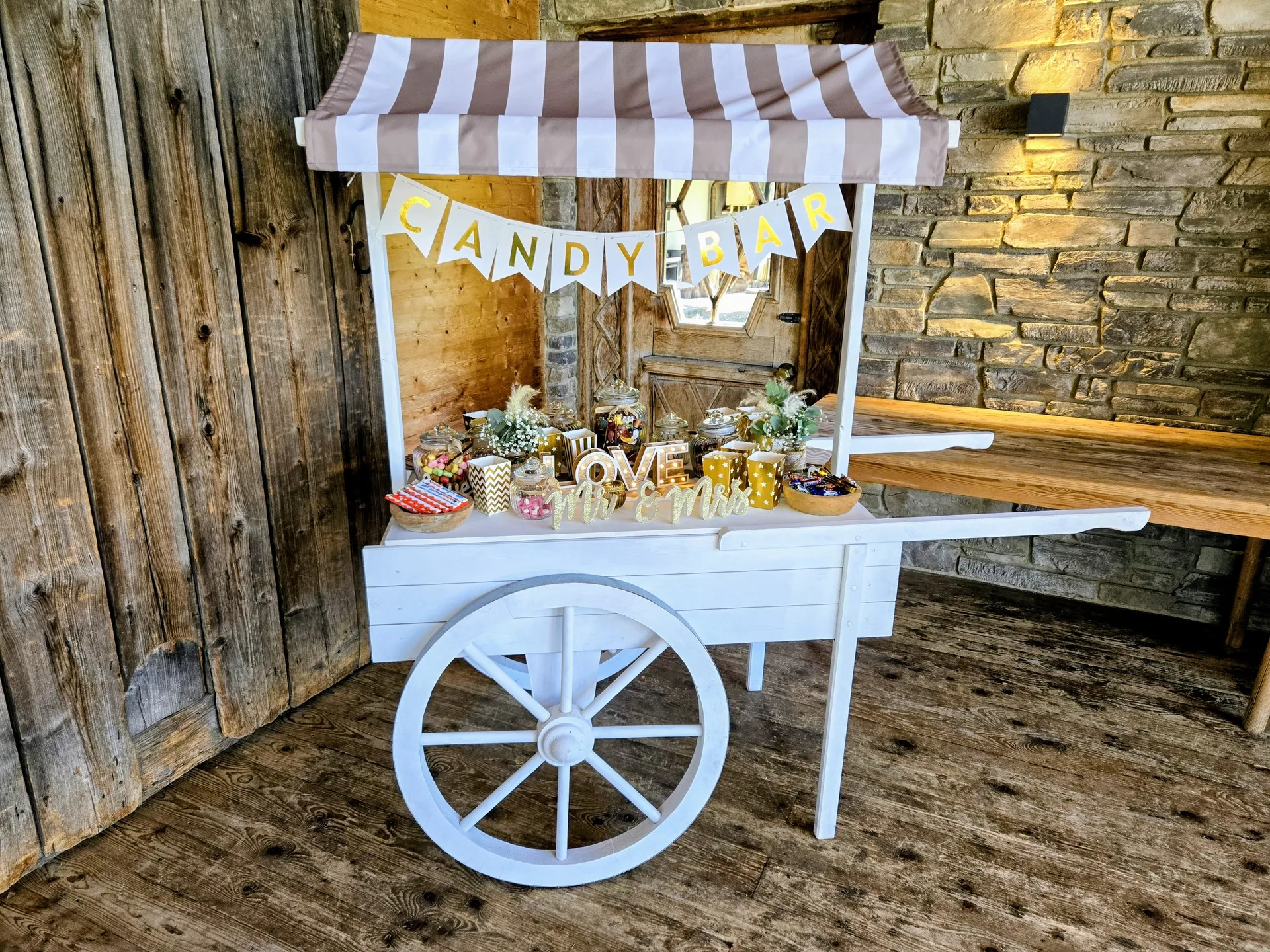 Candy Bar Wagen bei einer Hochzeit
