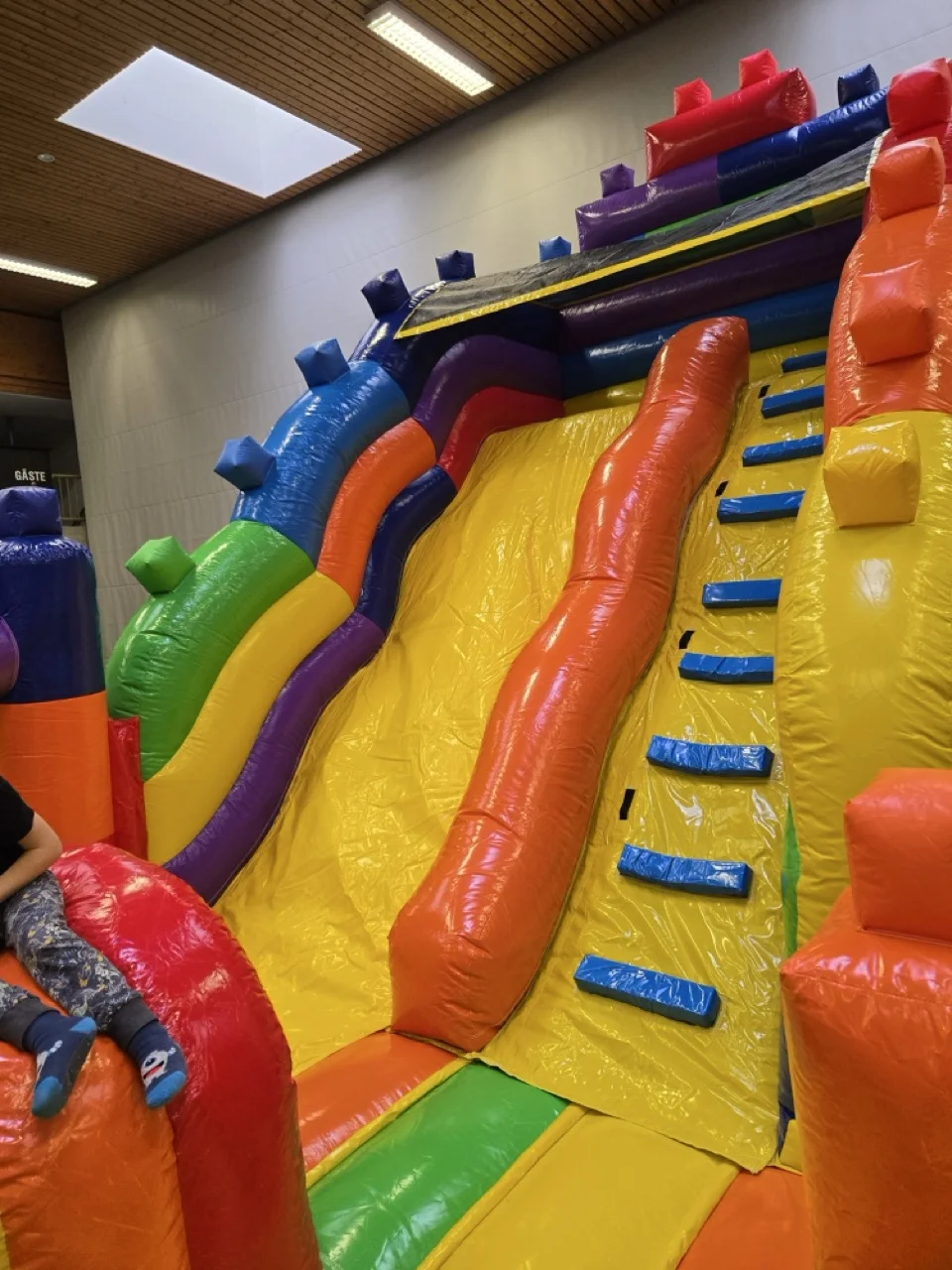 Bunte Hüpfburg für Kinder