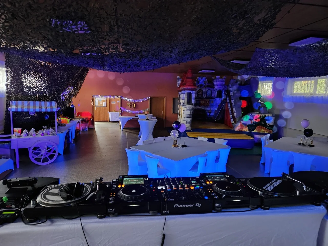 DJ-Pult und Lichttechnik für Veranstaltungen