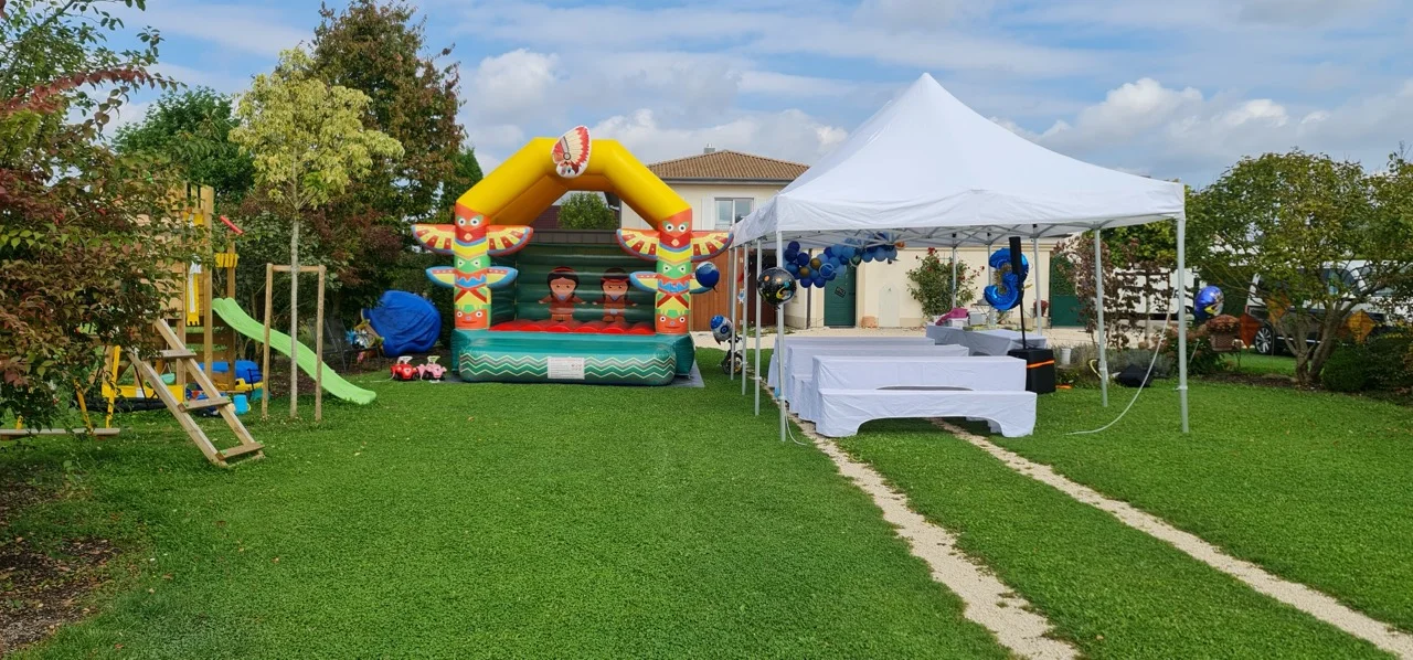 Kindergeburtstag mit Hüpfburg, Faltpavillon und Gartenpaket